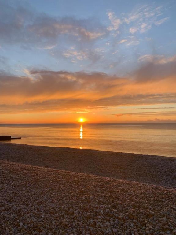 Vitamin Sea With A Sea View And Parking Lyme Regis Exterior photo